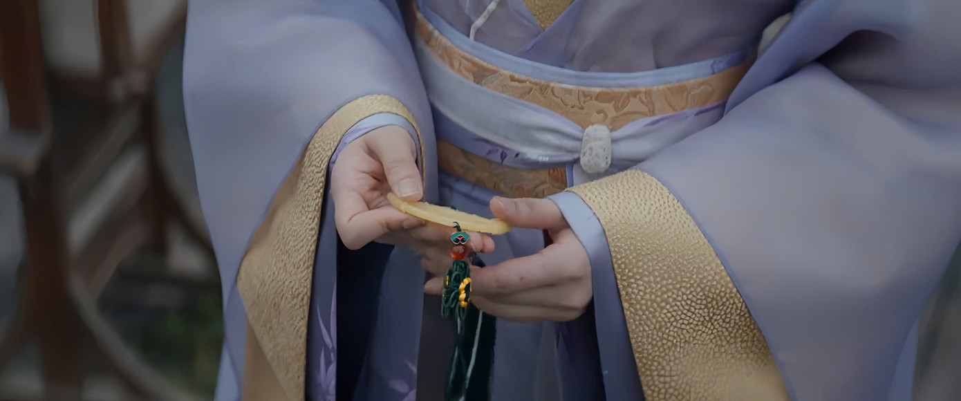 Ngụy Thiệu luôn mang bên mình một miếng ngọc kỳ lạ. Sở dĩ có hình dáng ấy là vì đó chỉ là một nửa, một nửa còn lại vẫn luôn do Tống Nga Hoàng giữ.