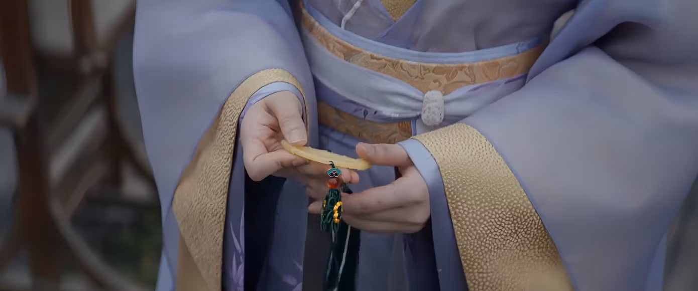 Ngụy Thiệu luôn mang bên mình một miếng ngọc kỳ lạ. Sở dĩ có hình dáng ấy là vì đó chỉ là một nửa, một nửa còn lại vẫn luôn do Tống Nga Hoàng giữ.