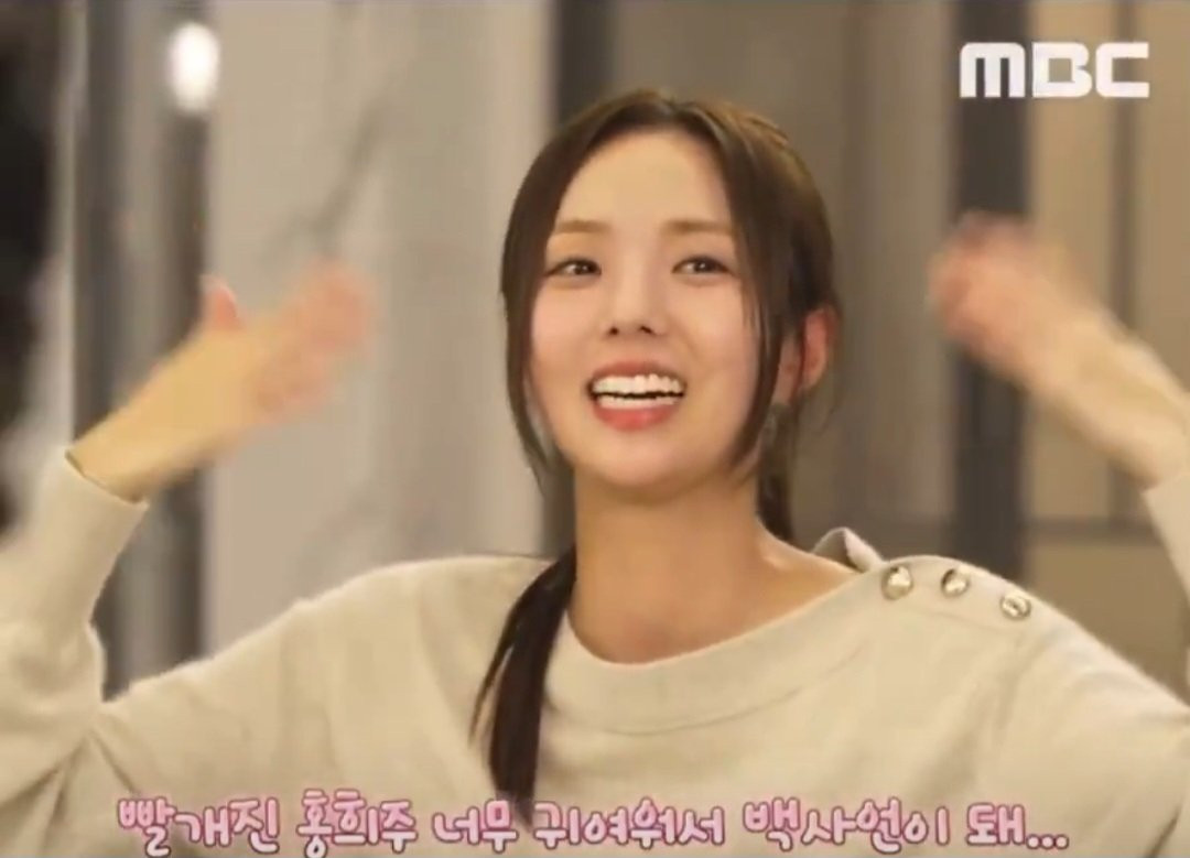 Sự ngại ngùng của Soo Bin càng là chất xúc tác cho không khí ám muội giữa cặp đôi, khiến các &quot;Chuông con&quot; (tên dân mạng Việt gọi fan phim) không ngừng &quot;réo tên&quot; Dispatch.