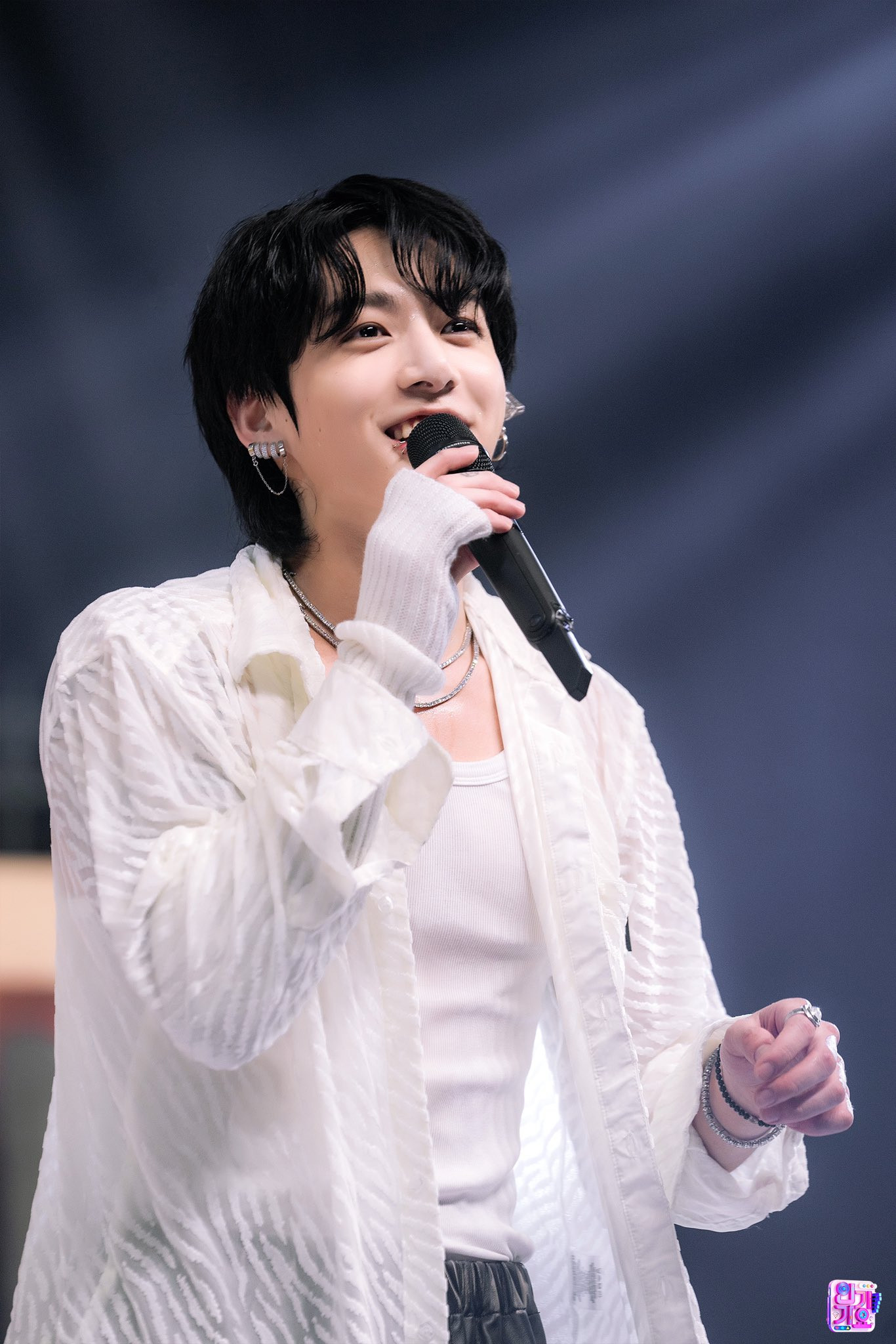 Dù biết em út BTS sớm đã nằm vùng trên &quot;Tóp Tóp&quot; nhưng người hâm mộ vẫn không đỡ được tình huống dở khóc dở cười này.