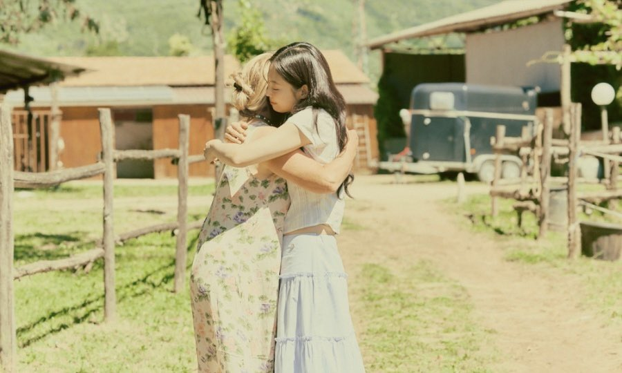 Jennie và Mami đã trở nên thân thiết sau 72 giờ, còn dặn dò nhau giữ gìn sức khỏe trước lúc chia tay. Jennie và Mami đã trở nên thân thiết sau 72 giờ, còn dặn dò nhau giữ gìn sức khỏe trước lúc chia tay.