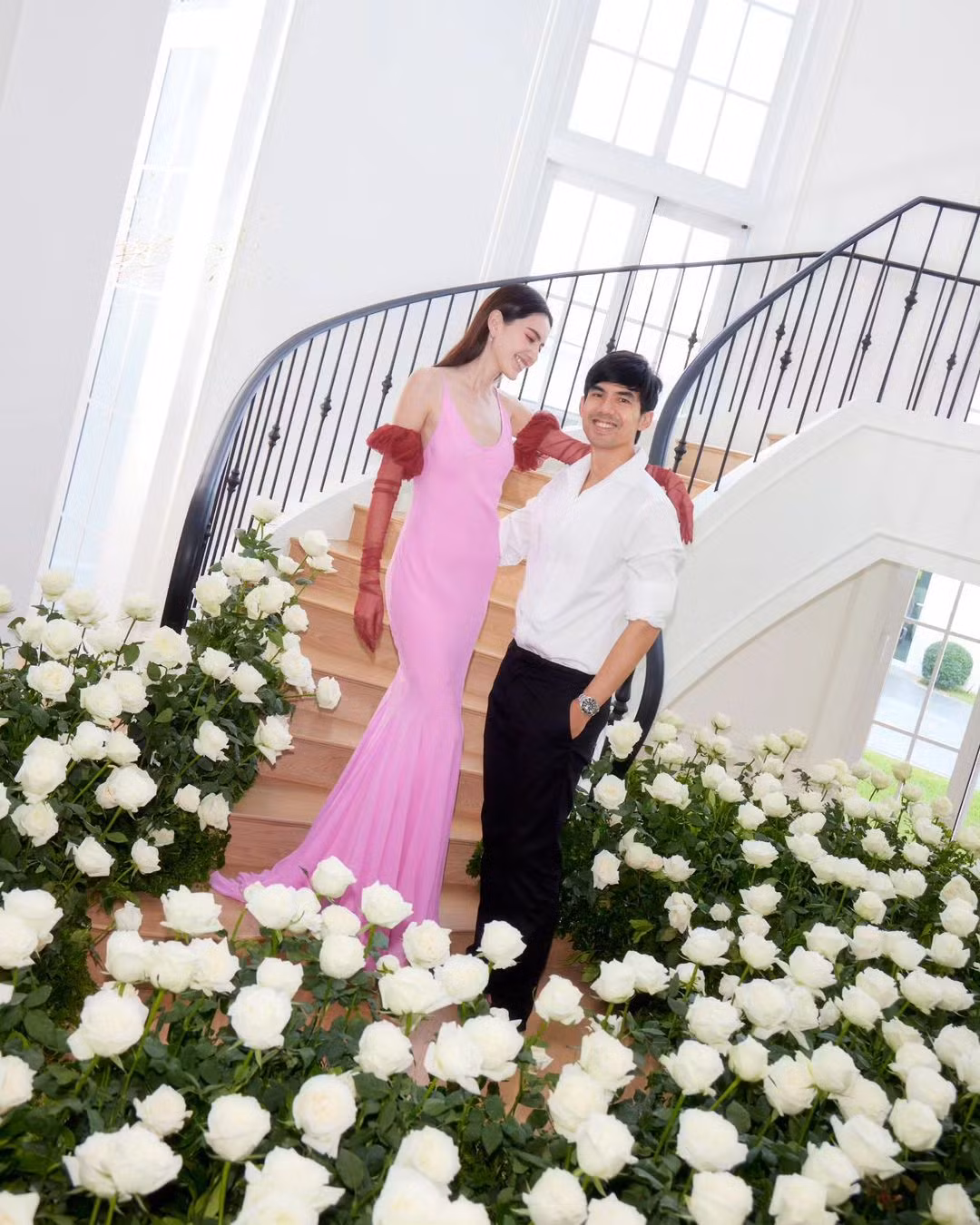 Năm ngoái, cặp đôi nổi tiếng xứ Chùa Vàng cũng làm người hâm mộ muốn "xin vía" khi chia sẻ loạt ảnh đẹp như mơ trong căn nhà ngập hoa hồng trắng - biểu tượng cho sự gắn bó lâu dài.