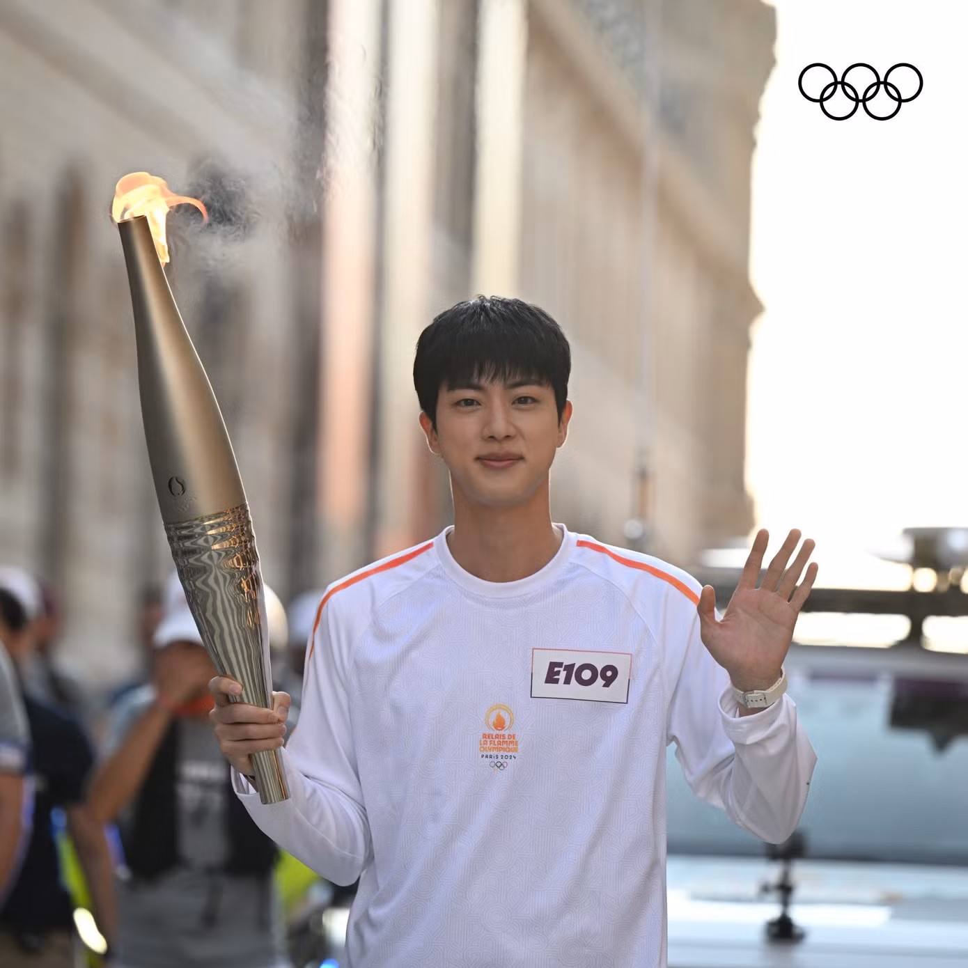 Jin đã làm nên lịch sử với tư cách là ca sĩ Hàn Quốc đầu tiên tham gia rước đuốc tại Olympic. Jin đã làm nên lịch sử với tư cách là ca sĩ Hàn Quốc đầu tiên tham gia rước đuốc tại Olympic.
