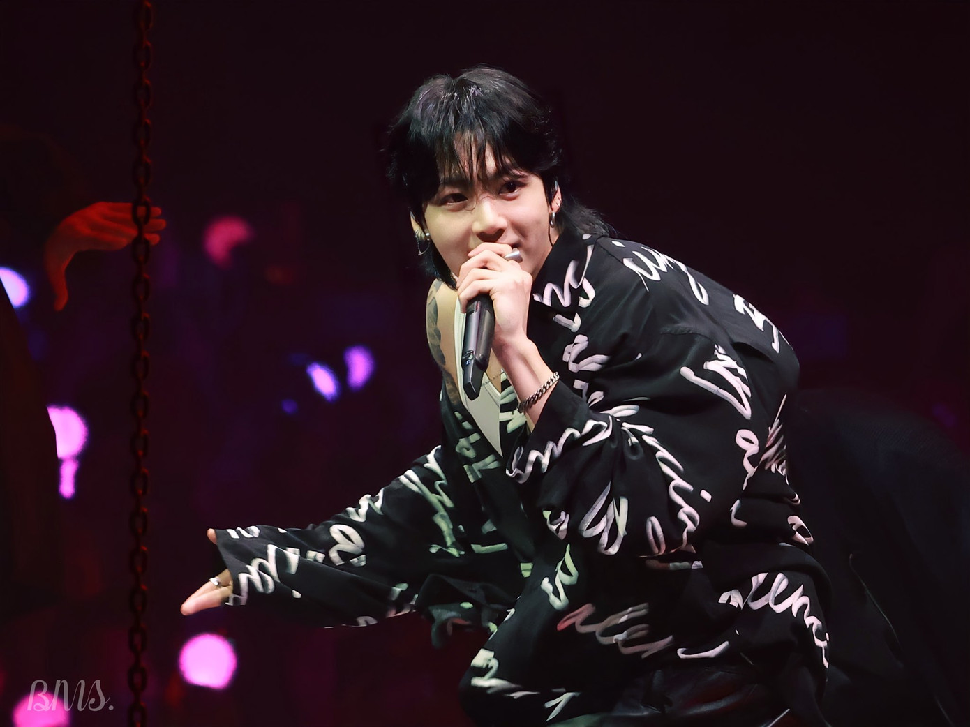 Jung Kook cũng gửi tặng khán giả bằng cách thể hiện bản hit ra mắt solo Seven.