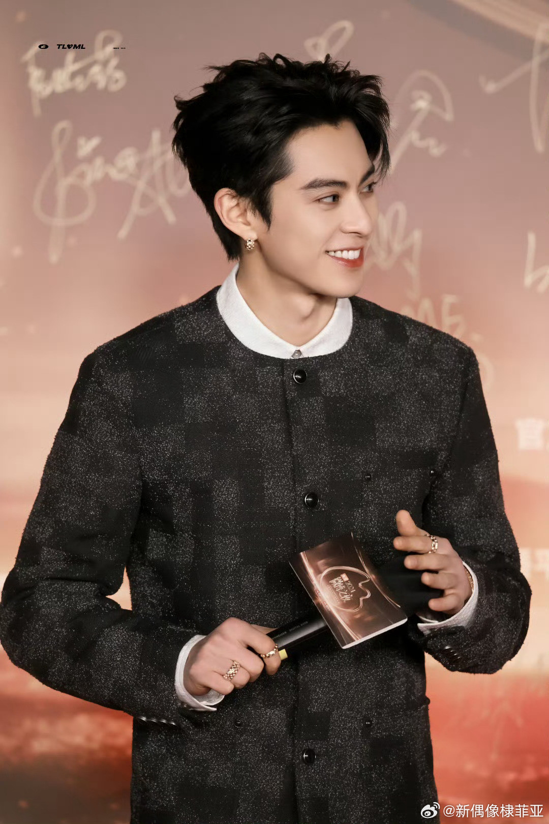 Vương Hạc Đệ nhã nhặn và sang trọng lên thảm đỏ cùng áo dạ và sơ mi trắng. Vương Hạc Đệ nhã nhặn và sang trọng lên thảm đỏ cùng áo dạ và sơ mi trắng.