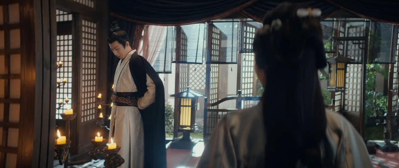 Trước mặt thì bất cần mà sau lưng nàng, Ngụy Thiệu lại lén lút thử đai lưng rồi bị bắt gặp khiến khán giả "cười bò".