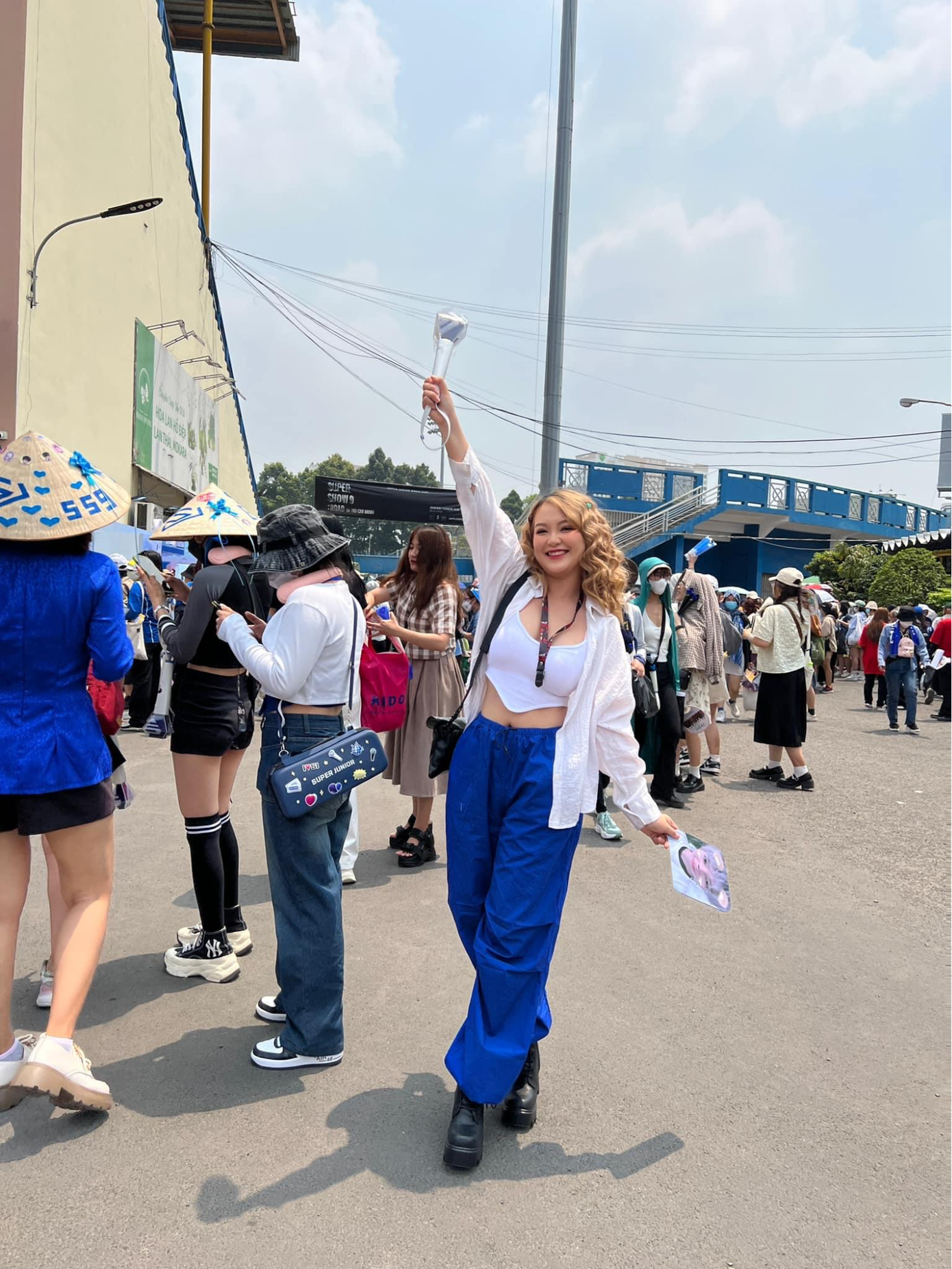 Fan mang phong cách trẻ trung, dễ hoạt động để tham dự hòa nhạc. Ảnh: Facebook Linh Nguyễn