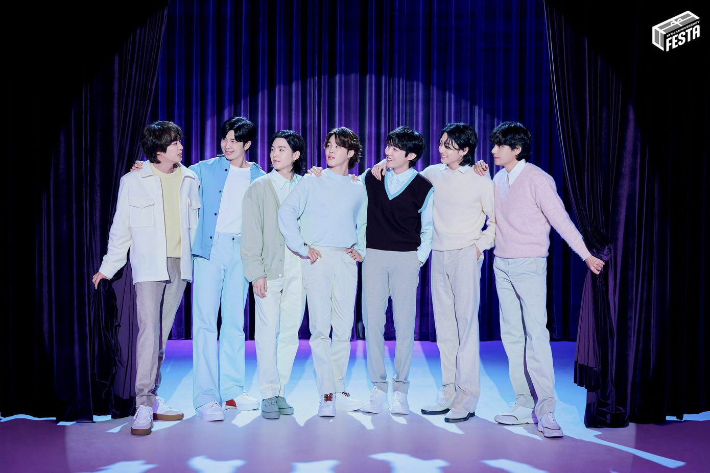 Khoảnh khắc 6 người em cùng nhìn về anh cả Jin được fan thi nhau chia sẻ. Khoảnh khắc 6 người em cùng nhìn về anh cả Jin được fan thi nhau chia sẻ.