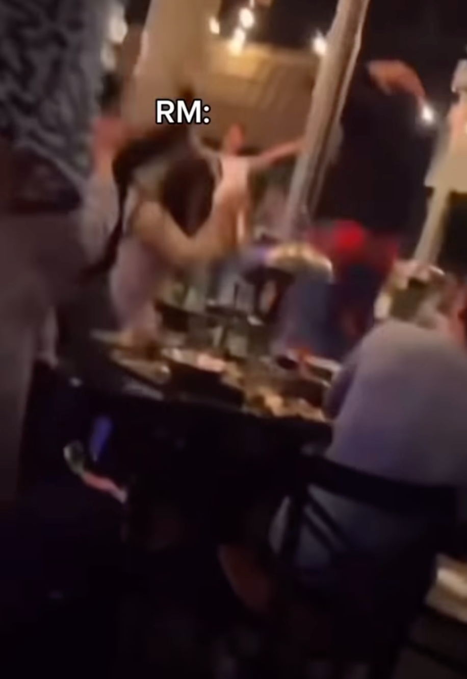 RM gây chấn động với combo lắc hông kết hợp chiếc quần bông khiến fan cười nghiêng ngả.