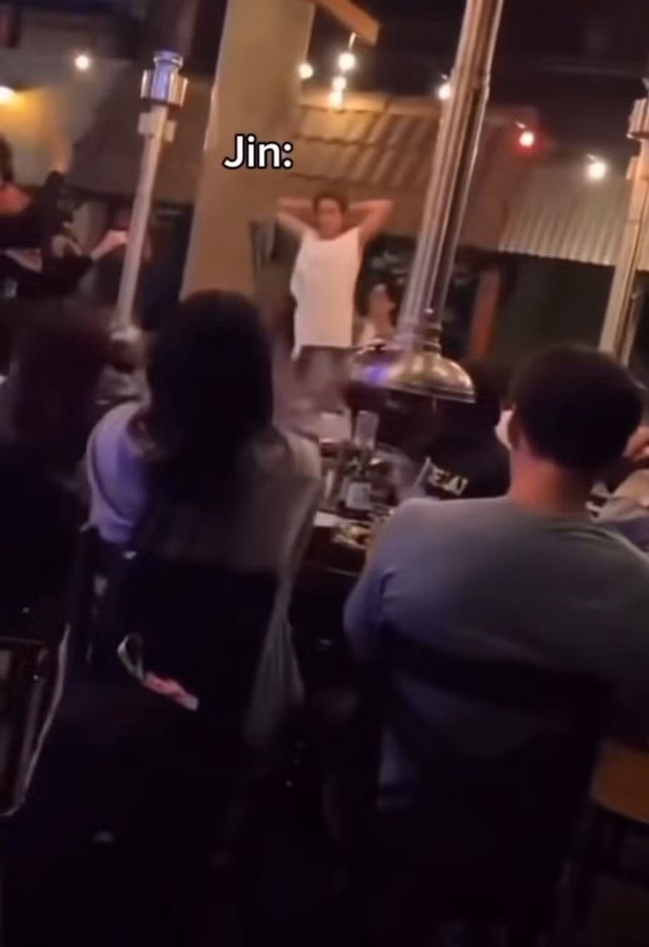 Xem cách anh cả Jin thuộc lòng từng động tác nhảy thì chắc hẳn đã xem mòn các viral clip trên "Tóp Tóp" trước đó rồi đây.