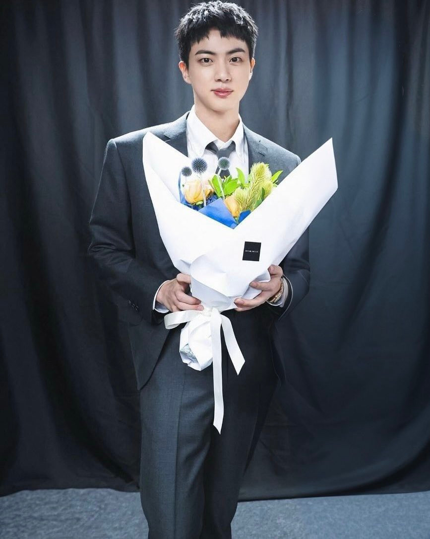 Với suy nghĩ vì các thành viên không ở đây nên mình phải làm gì đó cho fan, Jin đã cố gắng hết sức mình.