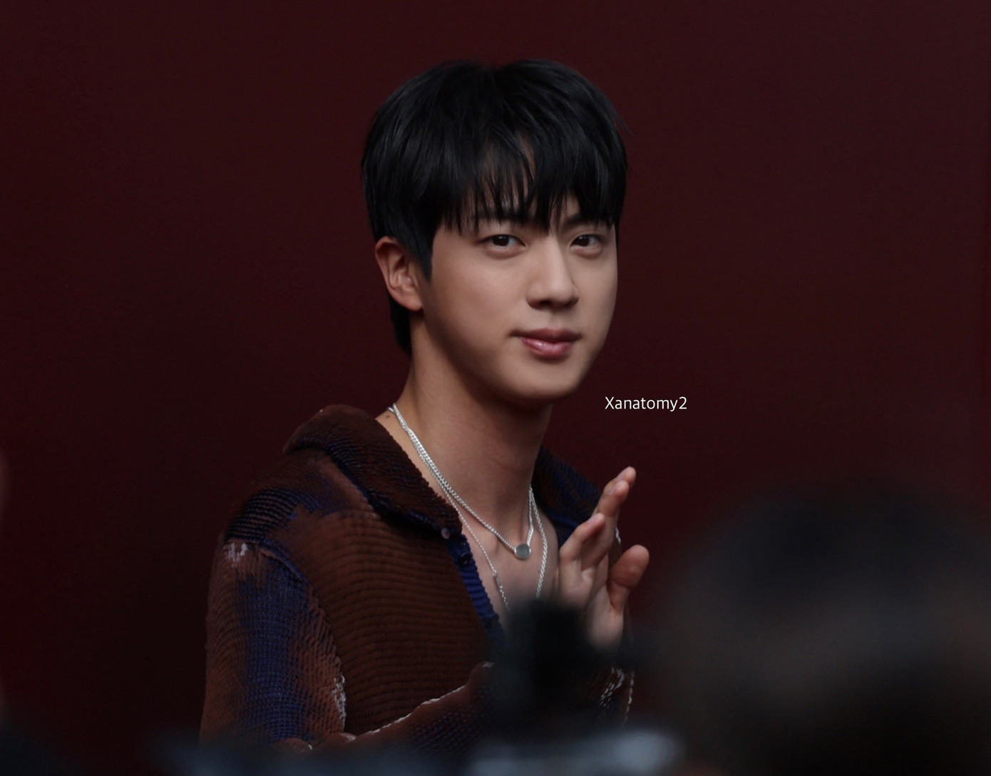 Sự kết hợp giữa tông ấm và lạnh, nhã nhặn và táo bạo mà người ta nhìn thấy ở Jin cũng chính là tinh thần của nhà mốt &quot;quái&quot; nhất nước Ý - Gucci.