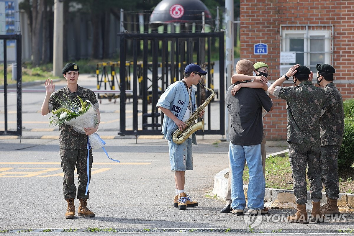 Hình ảnh hài hước khiến người hâm mộ hoài nghi ai mới thật sự là người đang xuất ngũ.
