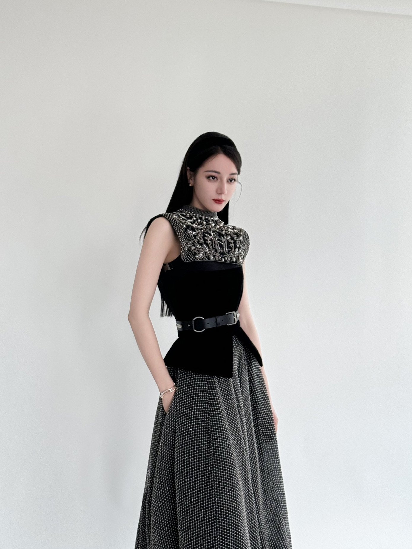 Tạo hình của Địch Lệ Nhiệt Ba tại show Dior do phòng làm việc đăng tải trước &quot;giờ G&quot; đã khiến cộng đồng mạng xuýt xoa vì phong thái đài các và kiêu sa.