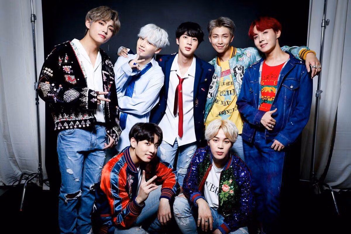 AMAs 2017 là lần đầu tiên BTS cũng như một nhóm nhạc K-Pop biểu diễn tại lễ trao giải lớn của Mỹ.