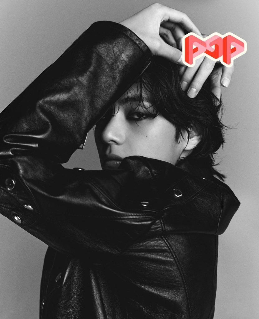 Lối trang điểm mắt theo phong cách Punk đã làm tăng thêm độ cuốn hút cho đôi mắt tam bạch của V.