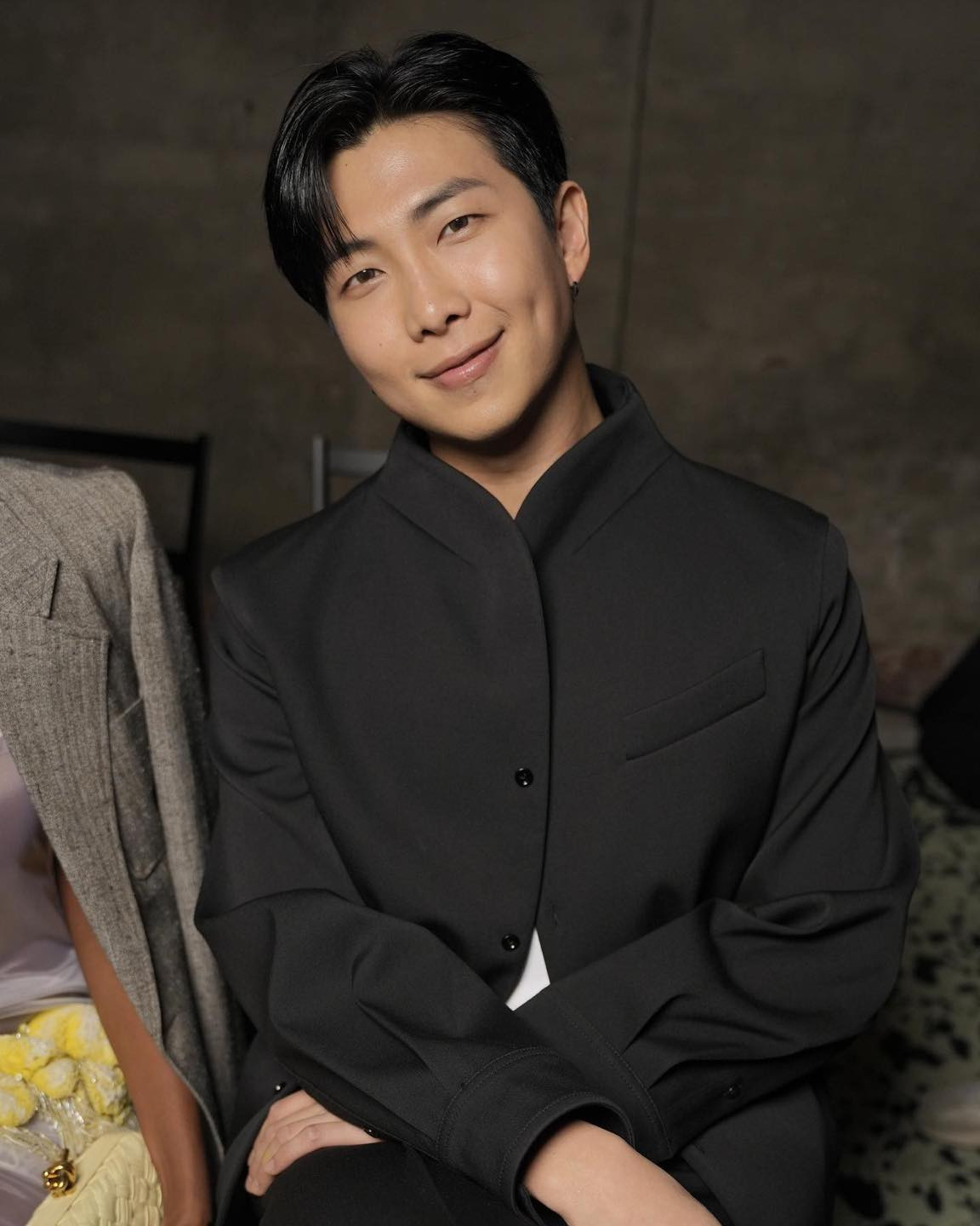 Vào tháng 2 năm nay, RM đã tham dự buổi trình diễn bộ sưu tập Thu Đông 2023 của Bottega Veneta trong Tuần lễ thời trang Milan.