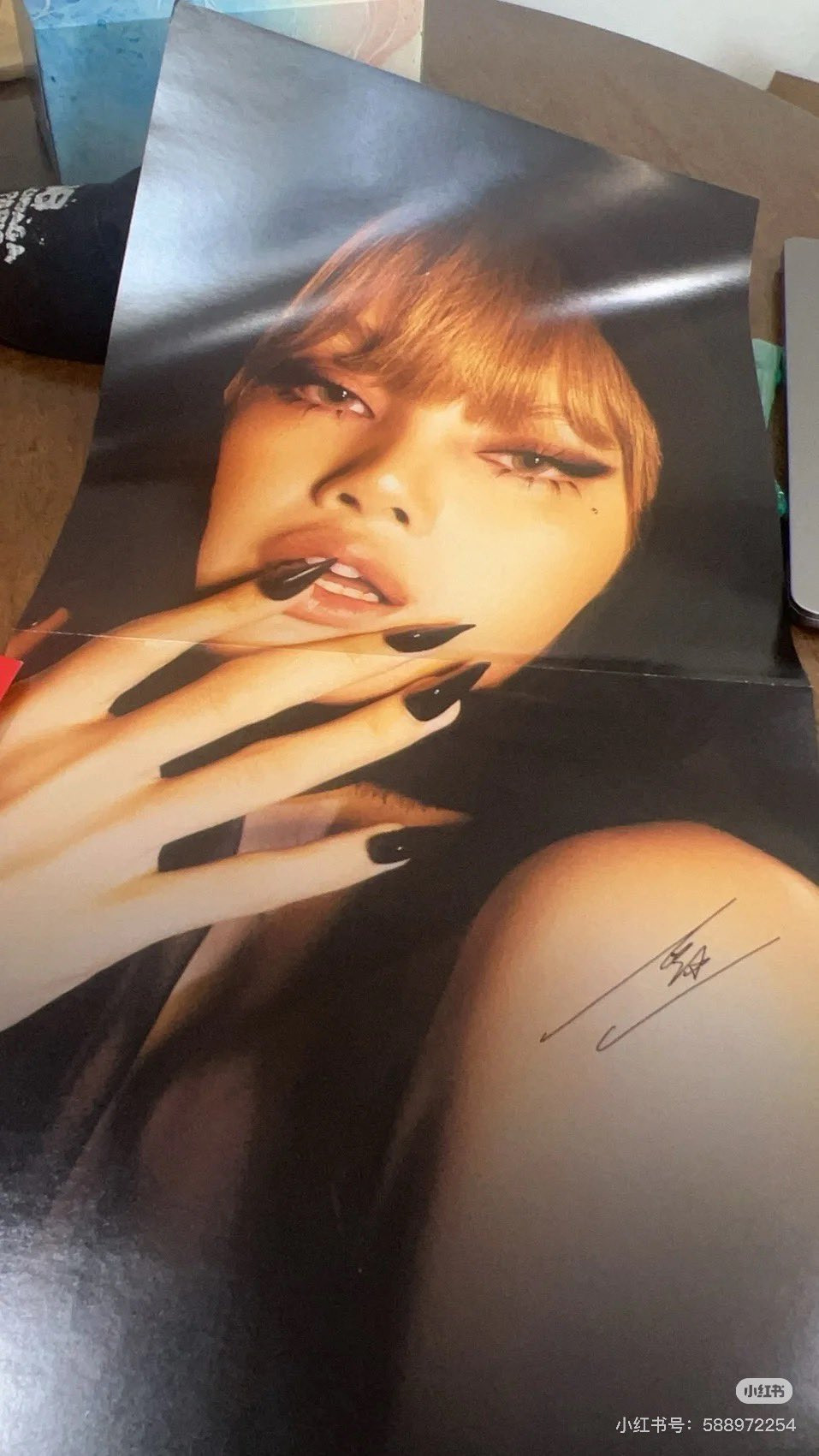 Một trong những poster có chữ ký mà fan nhận được.