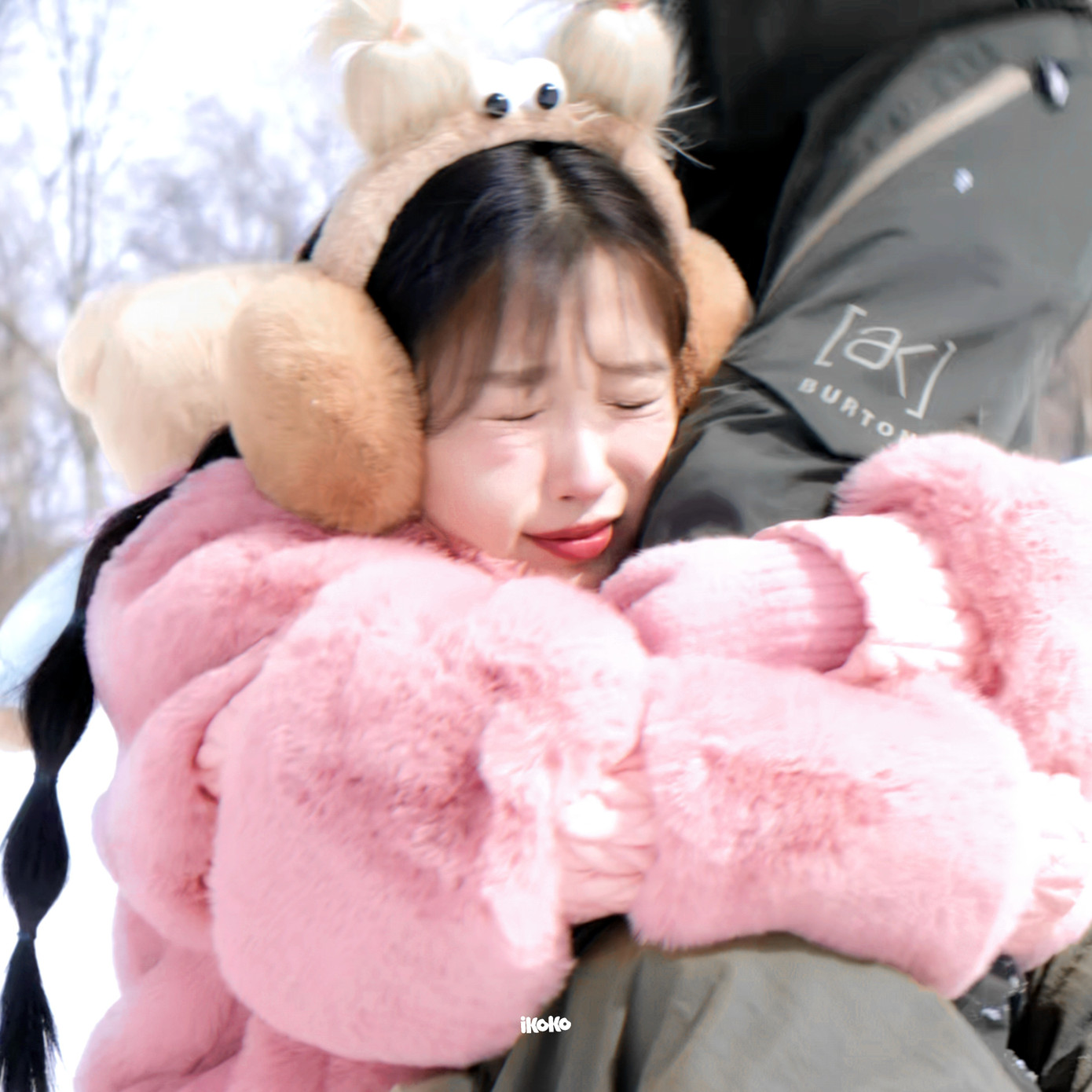 Khung cảnh Vệ Chi bám vào Thiện Sùng khiến khán giả "quắn quéo". Chiếc bịt tai có 2 chỏm tóc buộc trông vừa lạ mắt vừa dễ thương mà cô sử dụng được các fan tìm "in-tư" để cheap moment rần rần. Khung cảnh Vệ Chi bám vào Thiện Sùng khiến khán giả "quắn quéo". Chiếc bịt tai có 2 chỏm tóc buộc trông vừa lạ mắt vừa dễ thương mà cô sử dụng được các fan tìm "in-tư" để cheap moment rần rần.