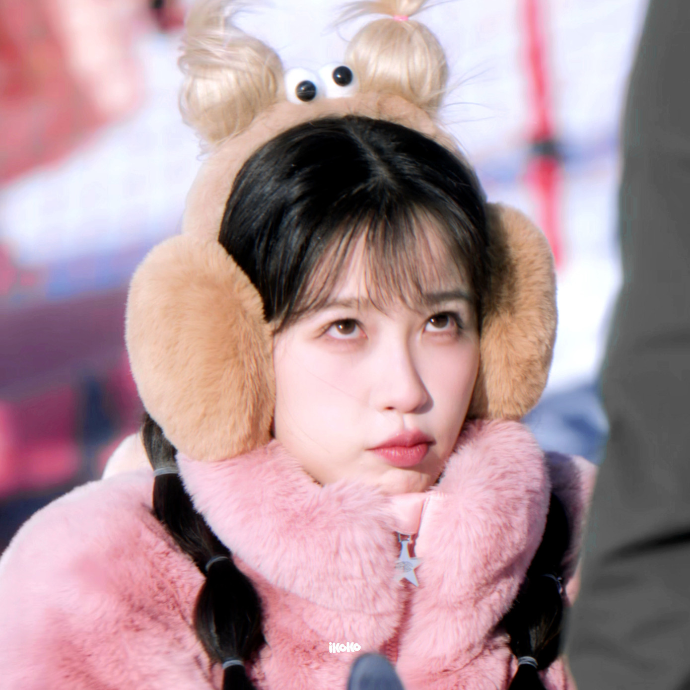 Khung cảnh Vệ Chi bám vào Thiện Sùng khiến khán giả "quắn quéo". Chiếc bịt tai có 2 chỏm tóc buộc trông vừa lạ mắt vừa dễ thương mà cô sử dụng được các fan tìm "in-tư" để cheap moment rần rần. Khung cảnh Vệ Chi bám vào Thiện Sùng khiến khán giả "quắn quéo". Chiếc bịt tai có 2 chỏm tóc buộc trông vừa lạ mắt vừa dễ thương mà cô sử dụng được các fan tìm "in-tư" để cheap moment rần rần.