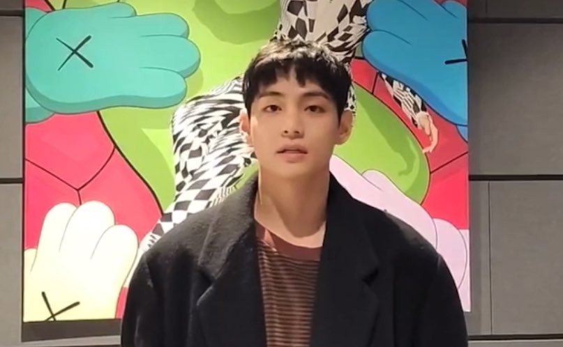 Hình ảnh mới mẻ của V được người hâm mộ chia sẻ rầm rộ. Hình ảnh mới mẻ của V được người hâm mộ chia sẻ rầm rộ.