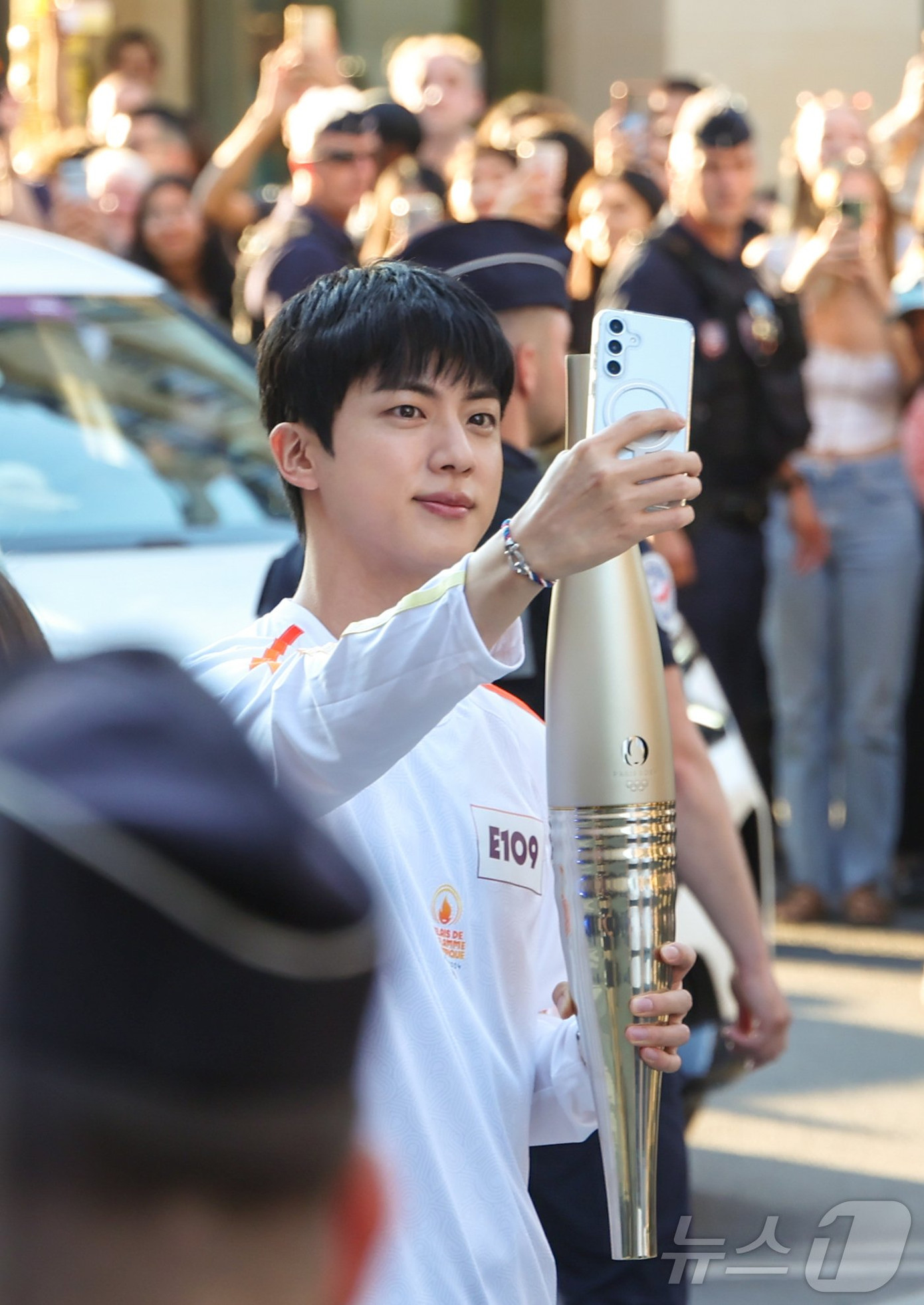 Những từ khoá liên quan tới Jin tại Olympic đang chiếm giữ top đầu trending toàn cầu với hàng triệu bài đăng. Những từ khoá liên quan tới Jin tại Olympic đang chiếm giữ top đầu trending toàn cầu với hàng triệu bài đăng.