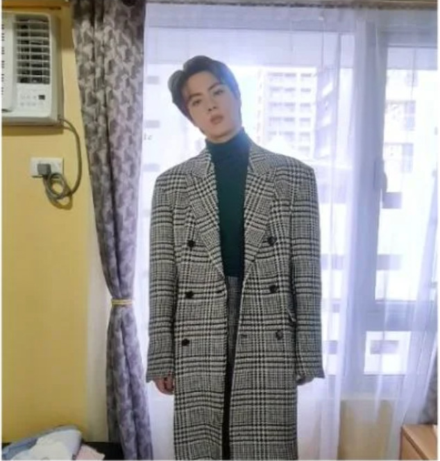 "Họ nói rằng đã nhìn thấy một người đàn ông đứng ở cửa sổ của tôi suốt 4 ngày. Làm sao tôi có thể nói với họ rằng đó chỉ là chiếc standee Kim Seok Jin?" - chủ nhân chiếc standee chia sẻ. "Họ nói rằng đã nhìn thấy một người đàn ông đứng ở cửa sổ của tôi suốt 4 ngày. Làm sao tôi có thể nói với họ rằng đó chỉ là chiếc standee Kim Seok Jin?" - chủ nhân chiếc standee chia sẻ.