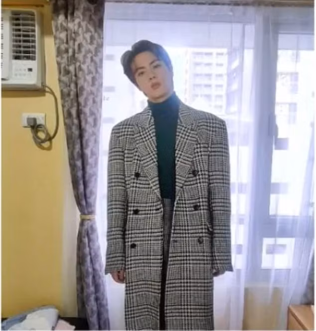 "Họ nói rằng đã nhìn thấy một người đàn ông đứng ở cửa sổ của tôi suốt 4 ngày. Làm sao tôi có thể nói với họ rằng đó chỉ là chiếc standee Kim Seok Jin?" - chủ nhân chiếc standee chia sẻ.