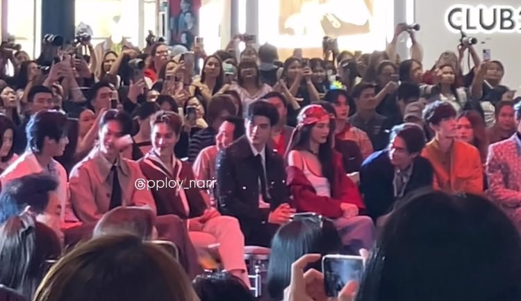 Bất chấp tin đồn tan rã, F4 vẫn trò chuyện vui vẻ. Bright ngồi ở xa các anh em nhưng vẫn cố gắng rướn người để "tía lia". Bất chấp tin đồn tan rã, F4 vẫn trò chuyện vui vẻ. Bright ngồi ở xa các anh em nhưng vẫn cố gắng rướn người để "tía lia".