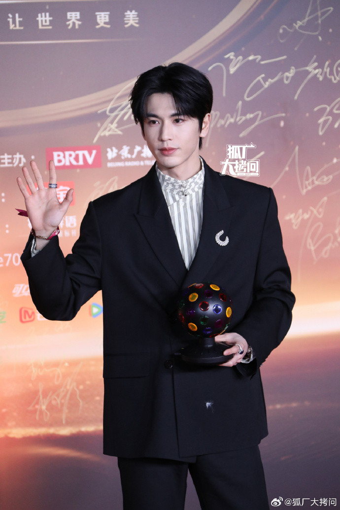 Trương Lăng Hách "bùng nổ visual" chỉ với suit tối màu đơn giản, kết hợp áo kiểu thắt nút theo hướng hoài cổ. Trương Lăng Hách "bùng nổ visual" chỉ với suit tối màu đơn giản, kết hợp áo kiểu thắt nút theo hướng hoài cổ.