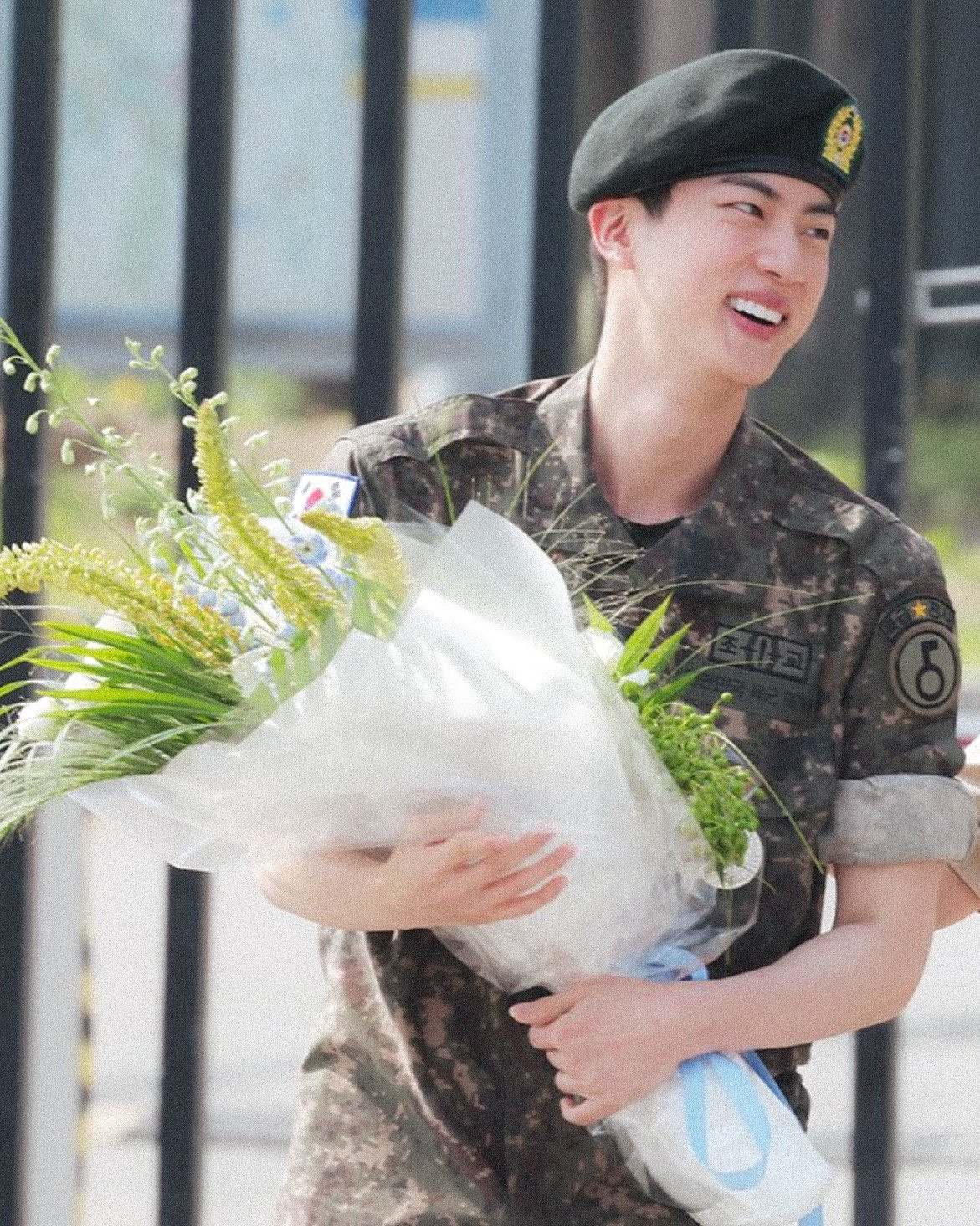 Người hâm mộ đã gửi những lời yêu thương dành cho anh cả BTS thông qua mạng xã hội.