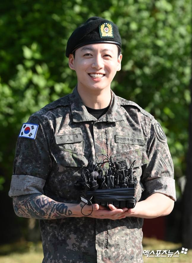 Sau 18 tháng phục vụ quân ngũ, Jimin và Jungkook tái xuất với trạng thái khỏe khoắn và hồng hào, khoe má phính siêu yêu.