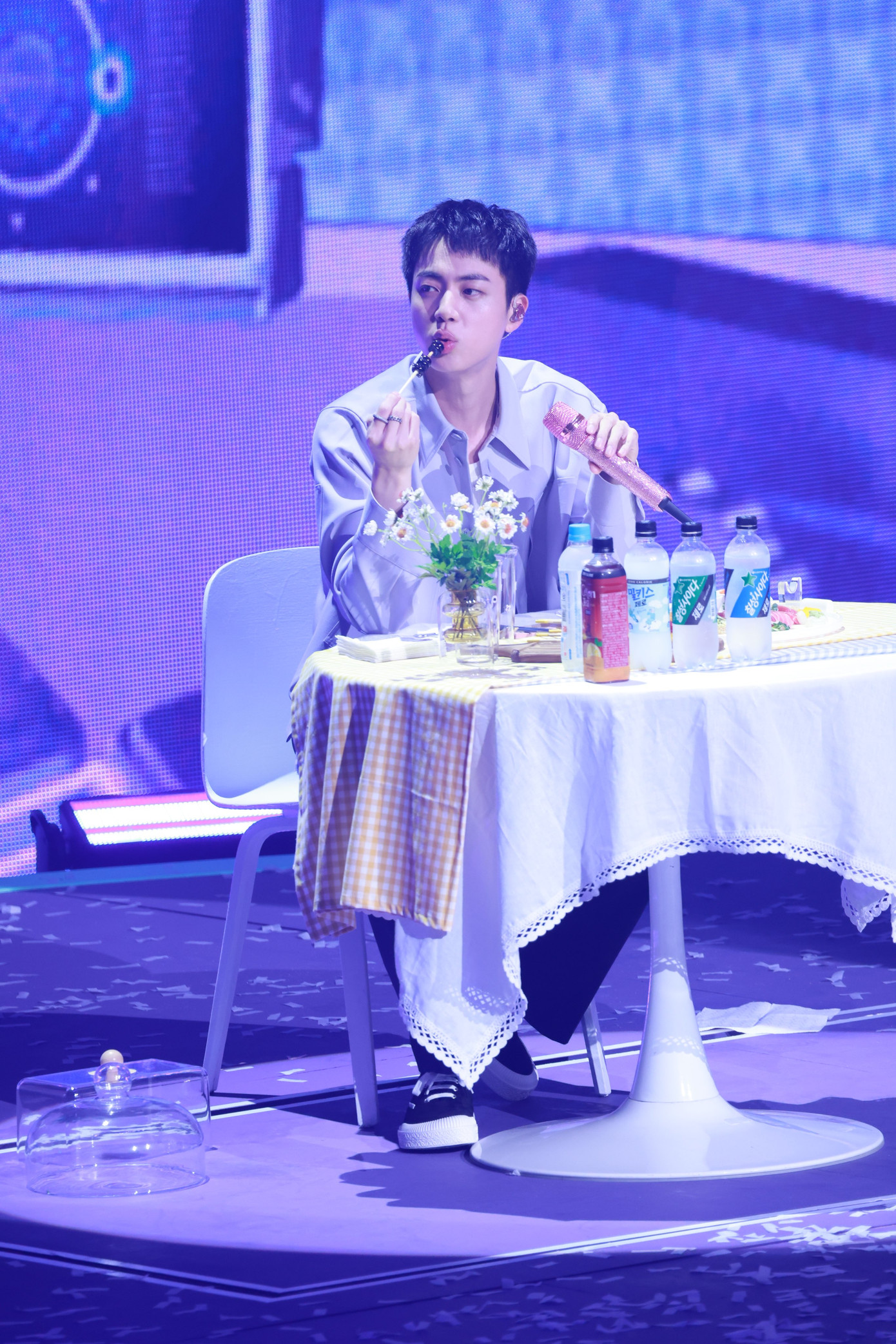 Cuối cùng là phần mukbang của EatJin (content ăn uống đặc trưng của Jin).