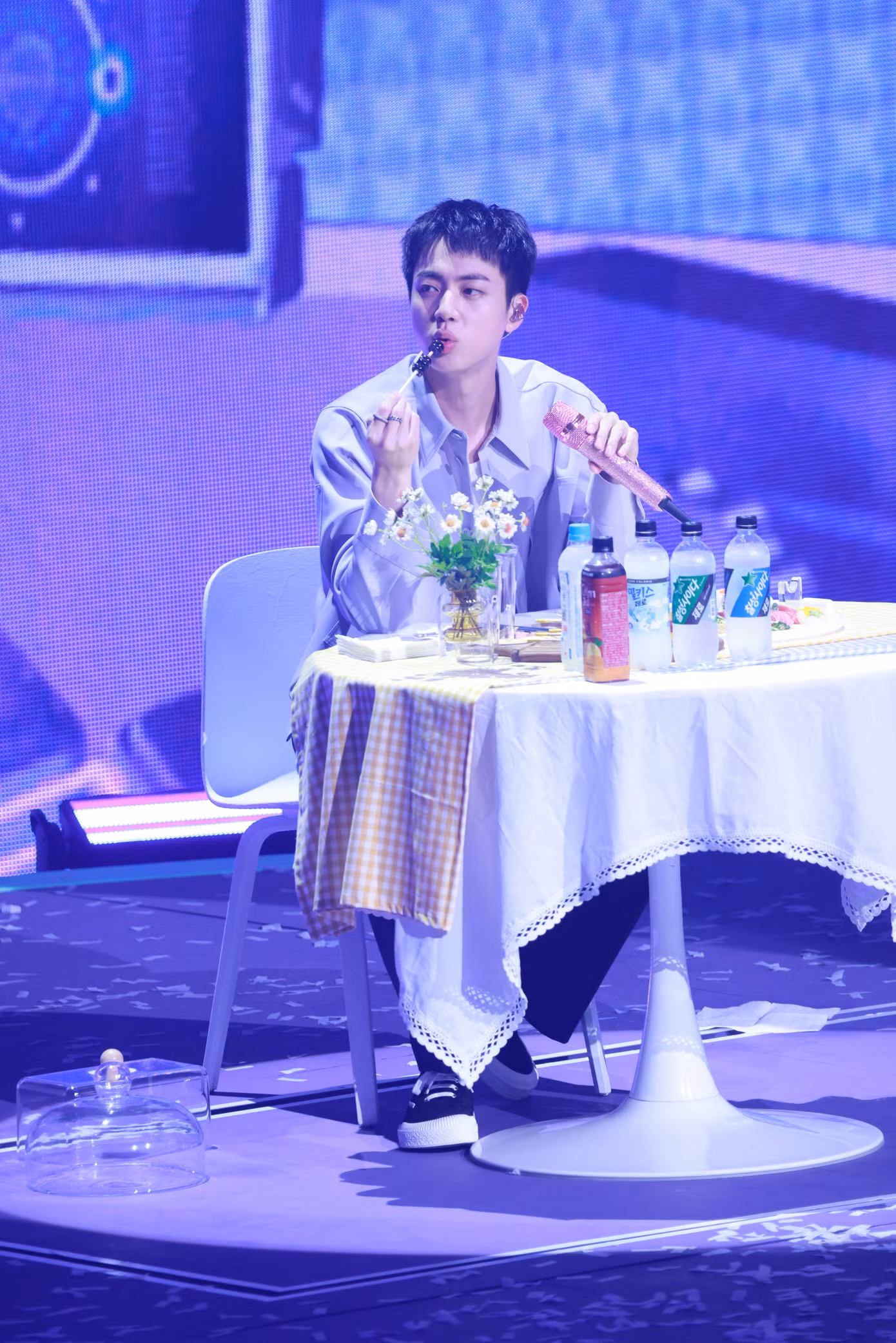 Cuối cùng là phần mukbang của EatJin (content ăn uống đặc trưng của Jin).