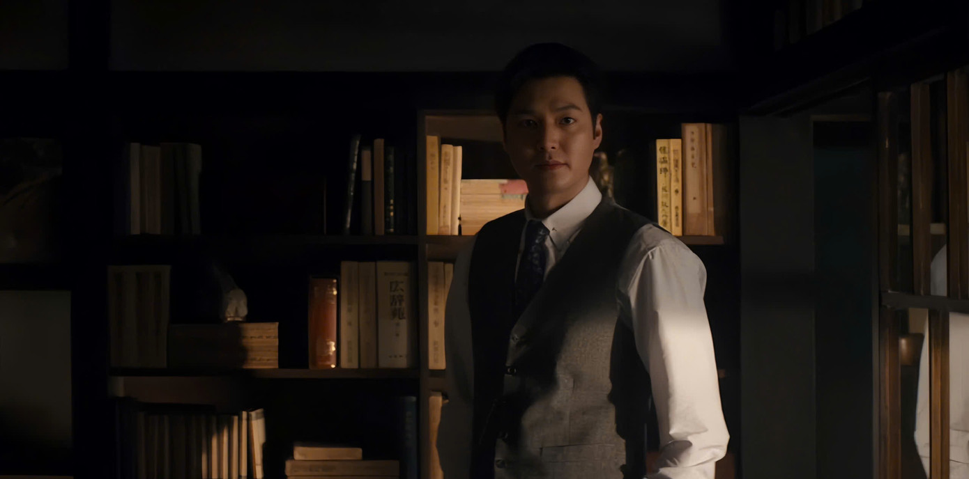 Hansu giúp Sunja thoát khỏi cảnh bắt giam, thừa nhận ông Kim thực chất là nhân viên của anh và anh cũng luôn theo dõi cuộc sống của cô cùng Noa - con trai ruột của anh. Hansu giúp Sunja thoát khỏi cảnh bắt giam, thừa nhận ông Kim thực chất là nhân viên của anh và anh cũng luôn theo dõi cuộc sống của cô cùng Noa - con trai ruột của anh.