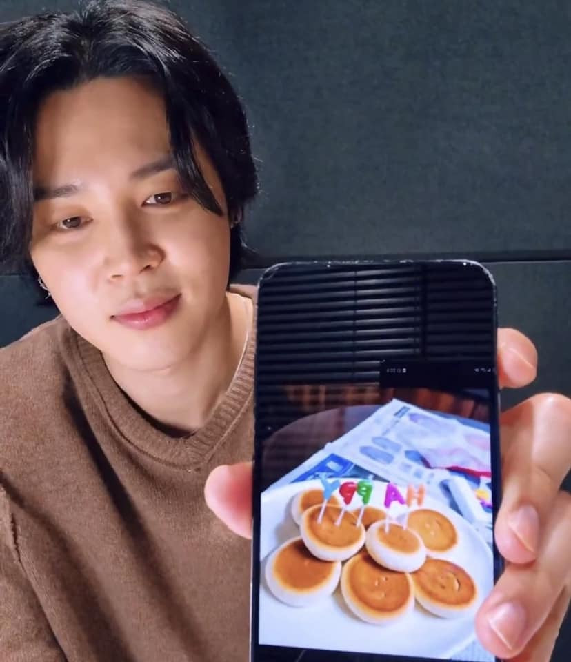 Được biết SUGA đã tự tay làm bánh hotteok để chúc mừng sinh nhật Jimin. Được biết SUGA đã tự tay làm bánh hotteok để chúc mừng sinh nhật Jimin.