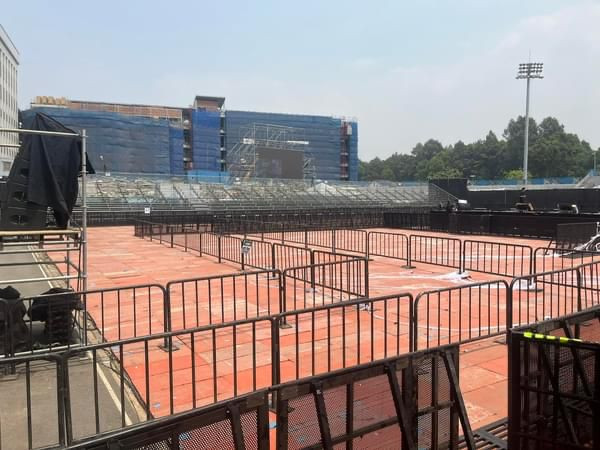 Khu vực tổ chức concert bên trong sân vận động đã được chuẩn bị hoàn tất, sẵn sàng cho Super Show 9. (Nguồn: Facebook Thien Mazda)