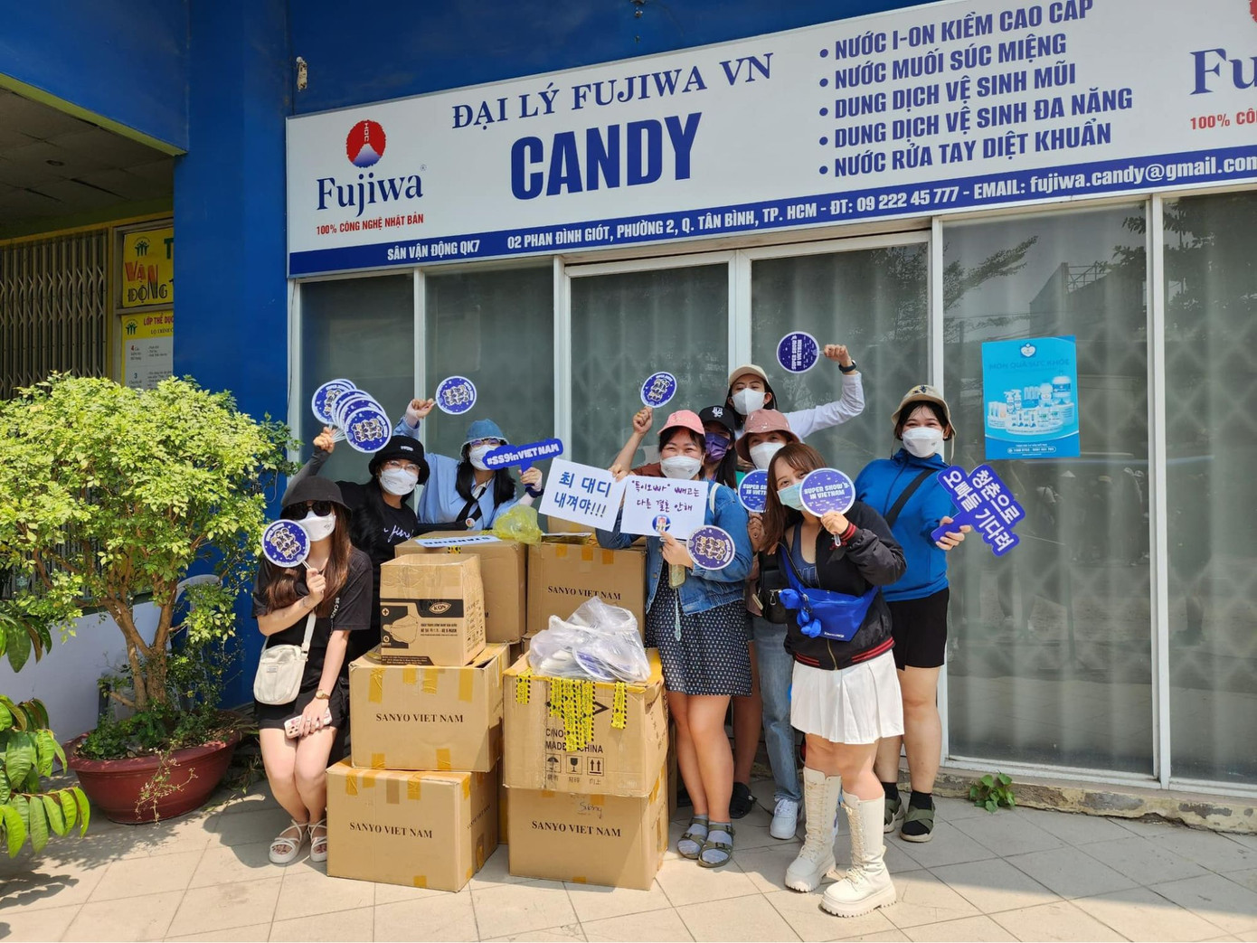 Các fanpage tổ chức phát quà để tiếp thêm nhiệt cho concert. Ảnh: Facebook Polly Nguyen