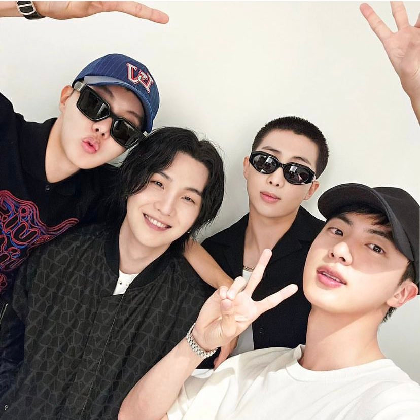 Sự có mặt của các thành viên BTS trong concert của SUGA càng khiến người hâm mộ ngưỡng mộ hơn về mối quan hệ khắng khít của BTS.