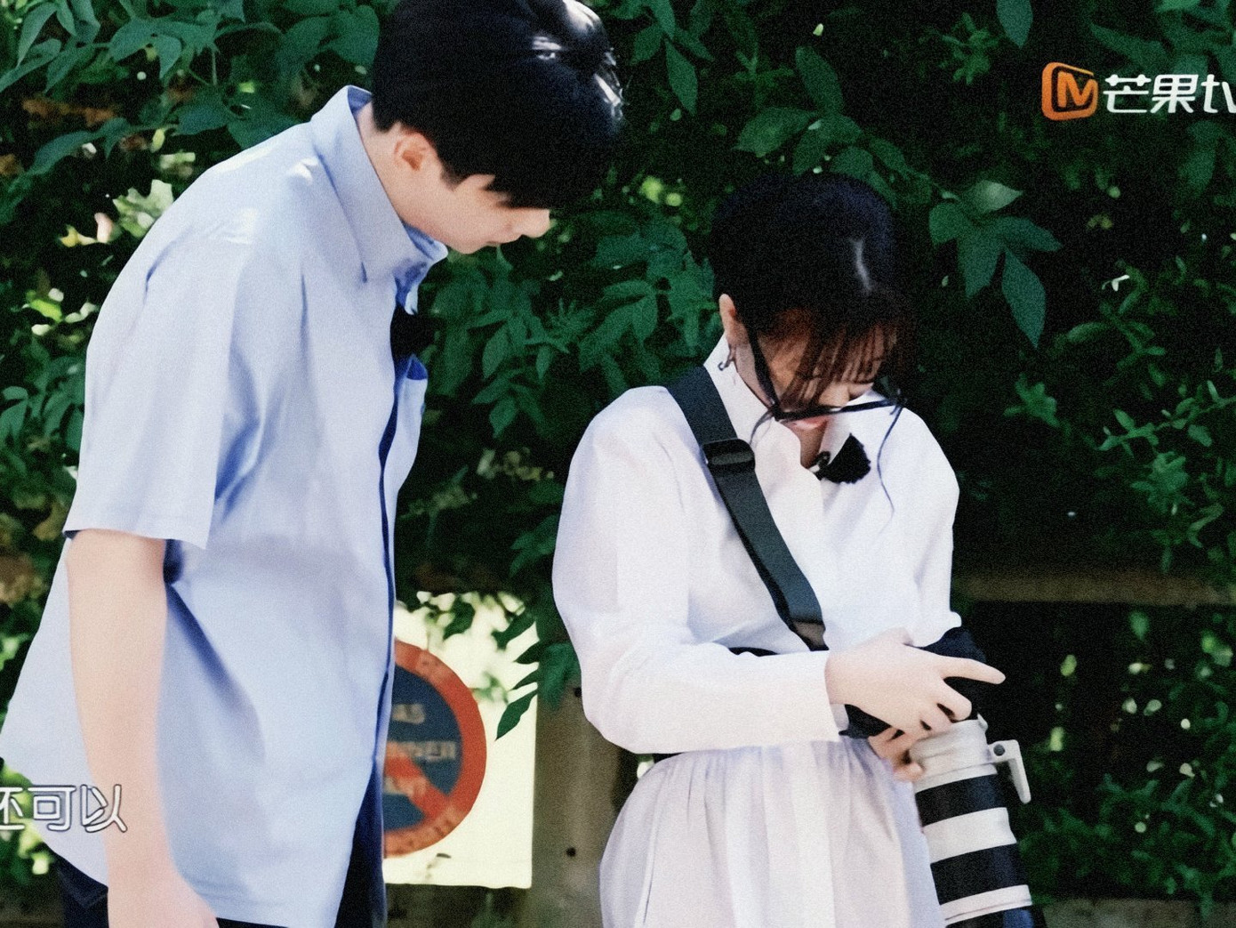 Chụp vội màn hình cũng tựa poster phim nhờ size gap &quot;đẹp như mơ&quot; của cả hai.