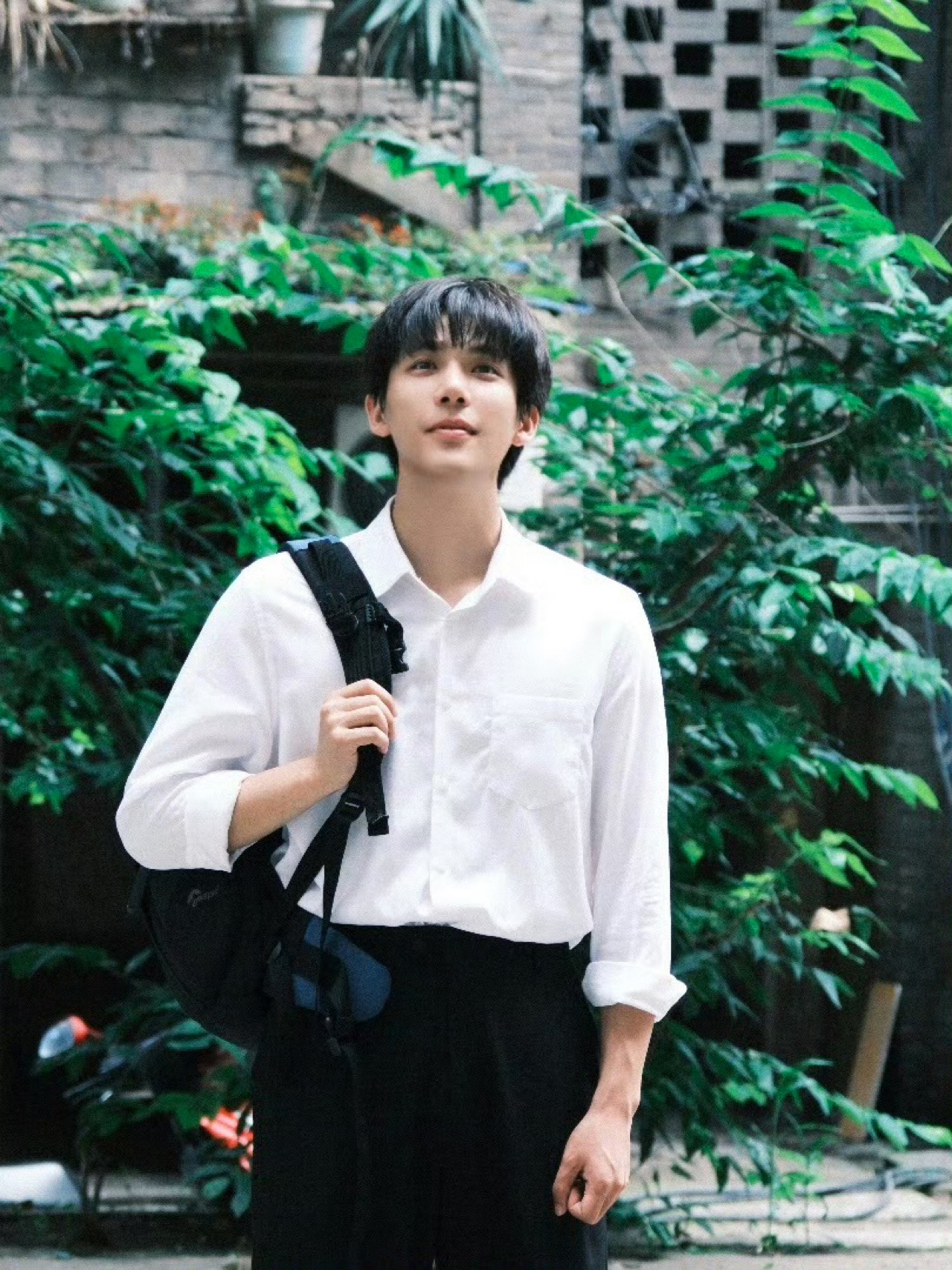 Hai giai đoạn khác nhau trong đời của Chu Thủy, từ đàn anh tươi sáng đến tuổi trung niên nhiều tâm sự đều được Vương An Vũ thể hiện xuất sắc. Hai giai đoạn khác nhau trong đời của Chu Thủy, từ đàn anh tươi sáng đến tuổi trung niên nhiều tâm sự đều được Vương An Vũ thể hiện xuất sắc.