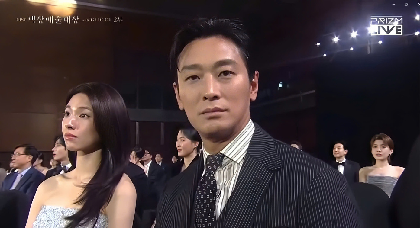 Biểu cảm "lạnh như tiền" mà vẫn hài vô đối của Joo Ji Hoon. Biểu cảm "lạnh như tiền" mà vẫn hài vô đối của Joo Ji Hoon.