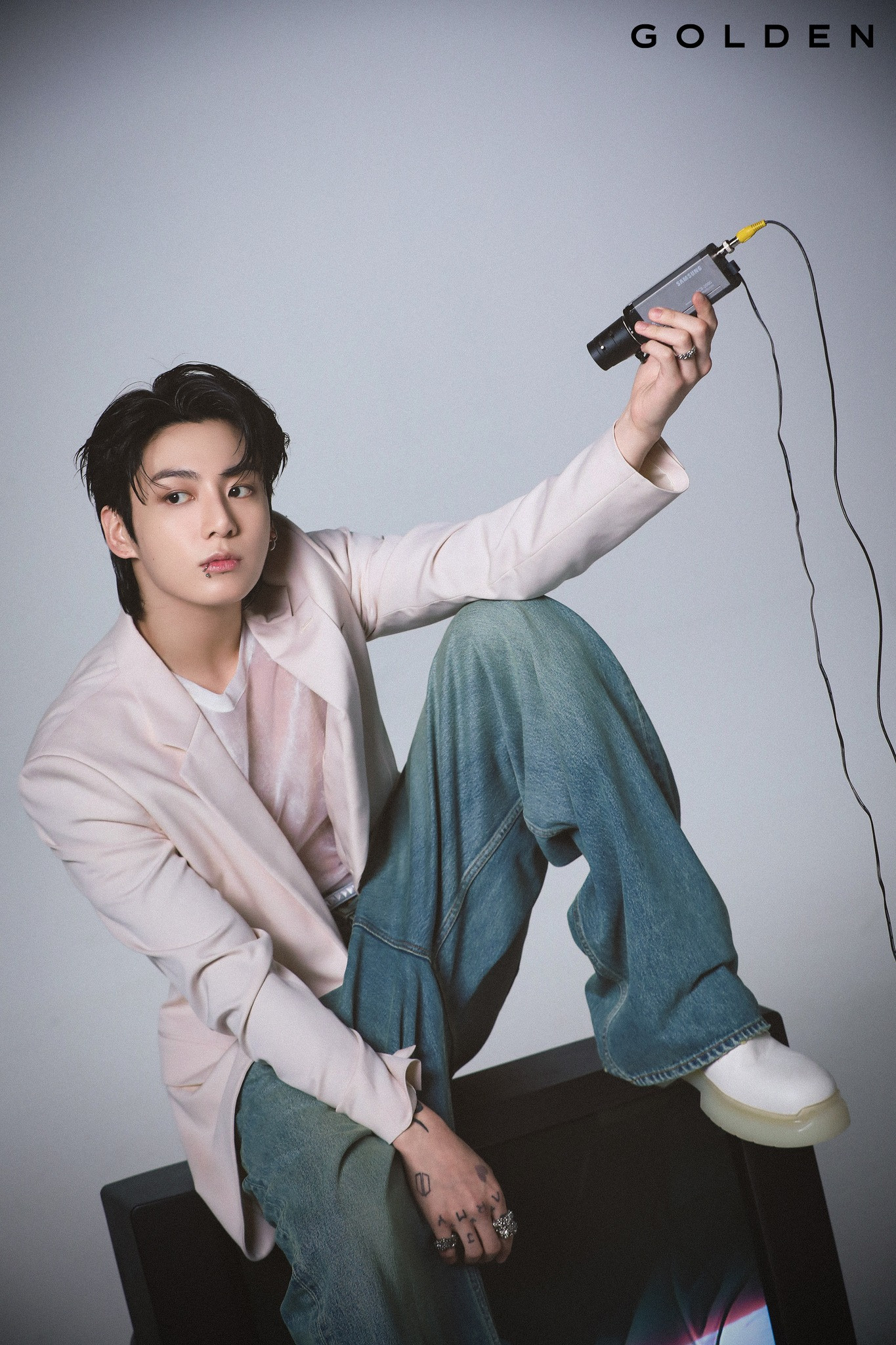 2 ca khúc Standing Next to You và 3D đồng hạng 5 trên BXH Billboard Hot 100. 2 ca khúc Standing Next to You và 3D đồng hạng 5 trên BXH Billboard Hot 100.