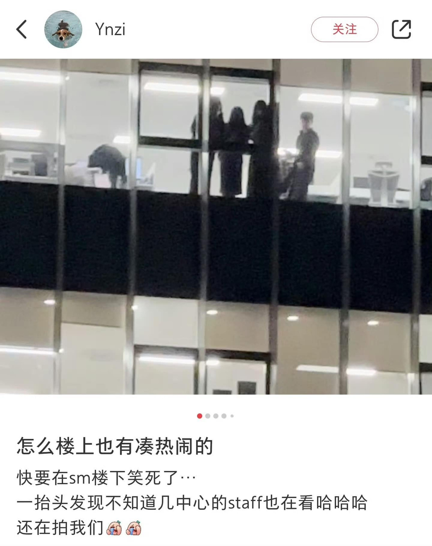 Người qua đường cho biết một số nhân viên trong tòa nhà SM còn thấy tò mò và bất ngờ. Họ đứng ở cửa sổ và nhìn rất lâu xuống khu vực để vòng hoa.