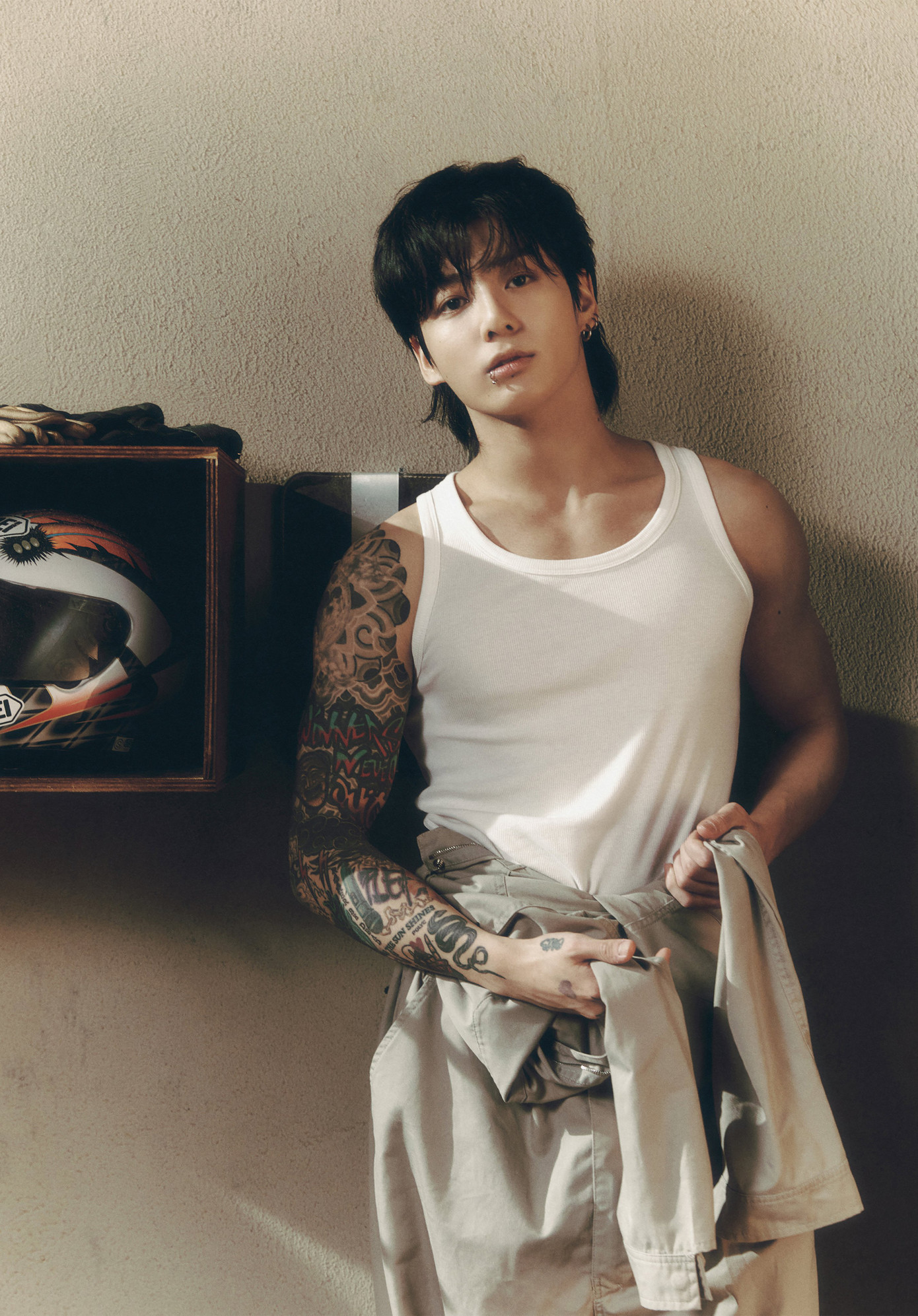 Hình xăm sắc nét cùng body chuẩn không cần chỉnh của em út BTS đã thể hiện nên tên gọi của concept photo là SOLID (rắn chắc).