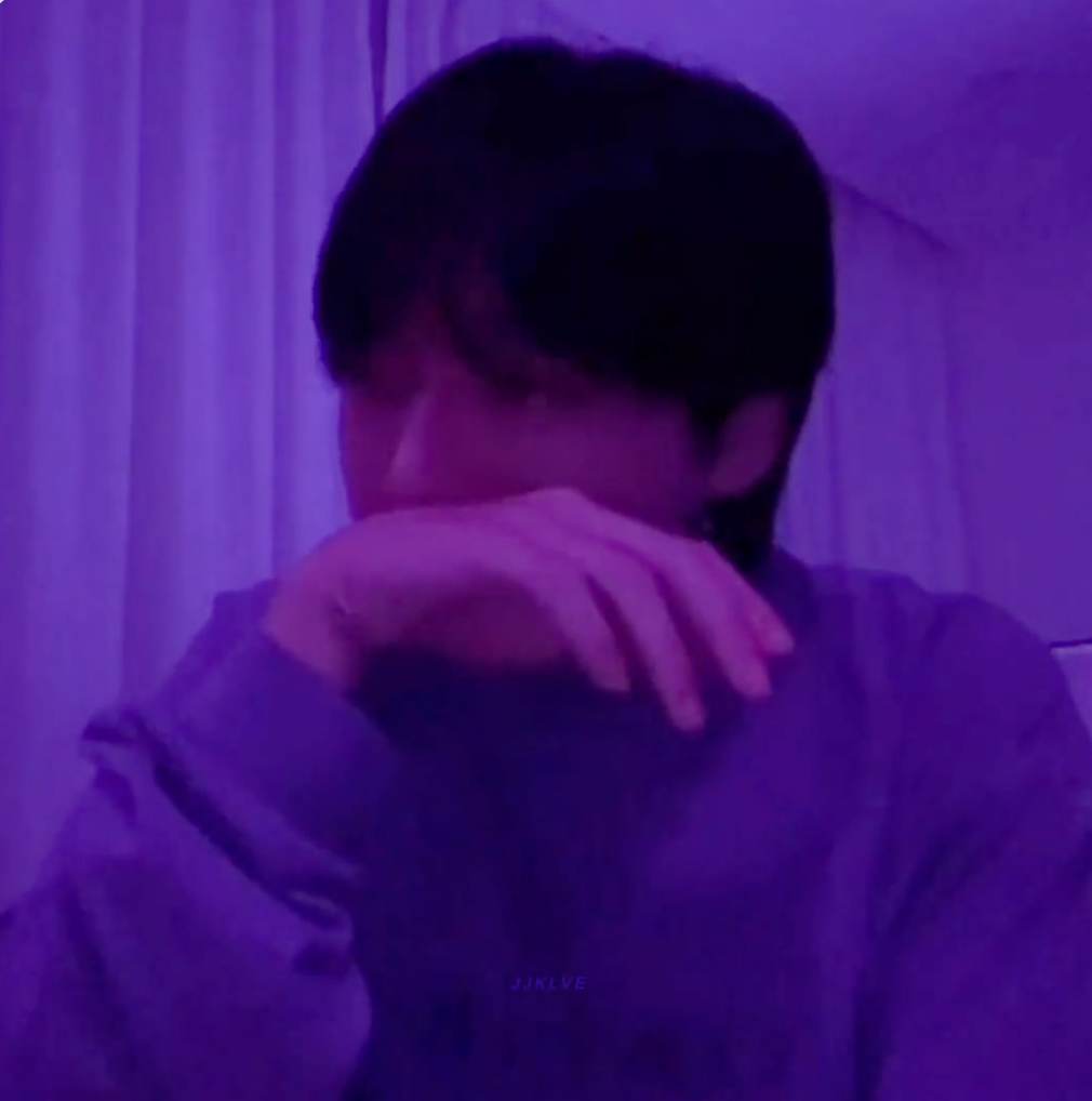 Trong một phiên live vào năm ngoái, Jung Kook đã bật khóc khi lắng nghe ca khúc Love Letter do chính ARMY sáng tác và phát hành. Trong một phiên live vào năm ngoái, Jung Kook đã bật khóc khi lắng nghe ca khúc Love Letter do chính ARMY sáng tác và phát hành.