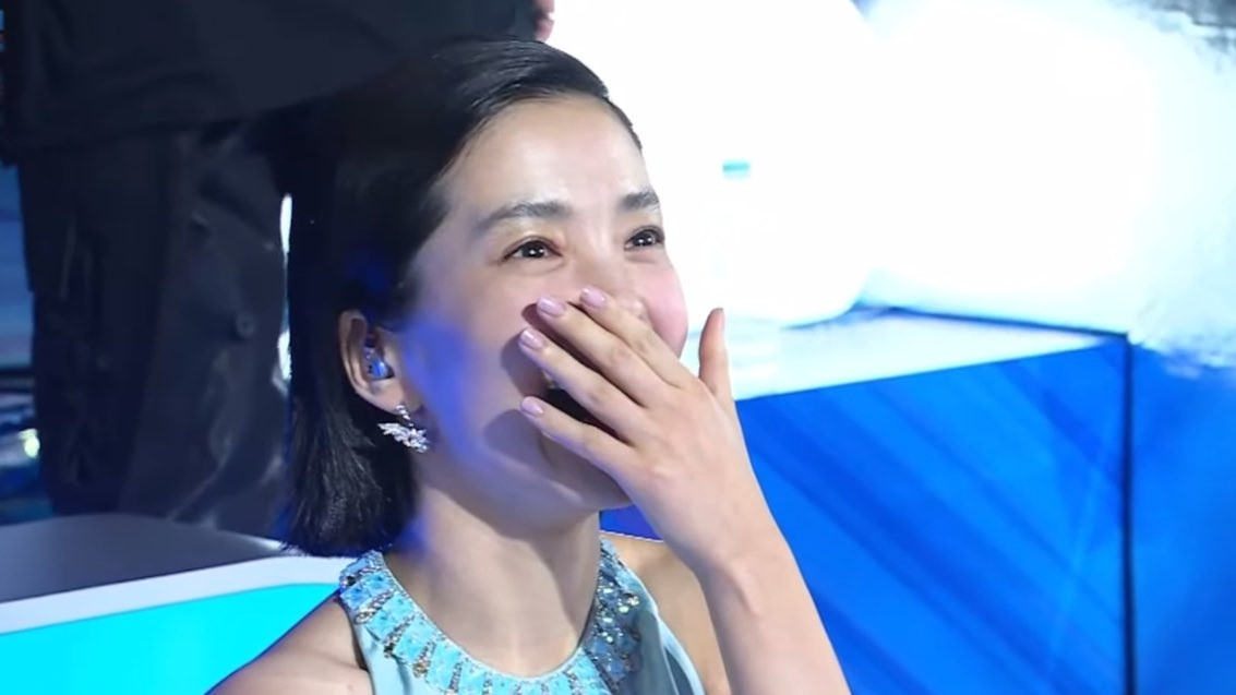 "Oanh tạc" đủ giải thưởng lớn nhỏ quốc tế, nữ diễn viên Kim Tae Ri vẫn ôm miệng ngỡ ngàng trước màn comeback hoành tráng của BIGBANG. Nàng host cũng không thể "an tĩnh" khi thấy "ông hoàng" của Gen 2 K-Pop trở lại.