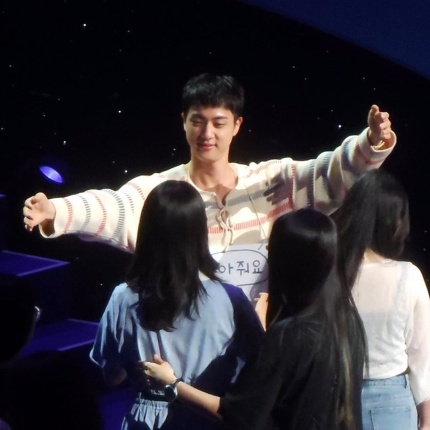 Jin vẫn luôn giữ thái độ vui vẻ, nhiệt tình xuyên suốt quá trình và không hề cho thấy một chút bất mãn hay mệt mỏi nào.