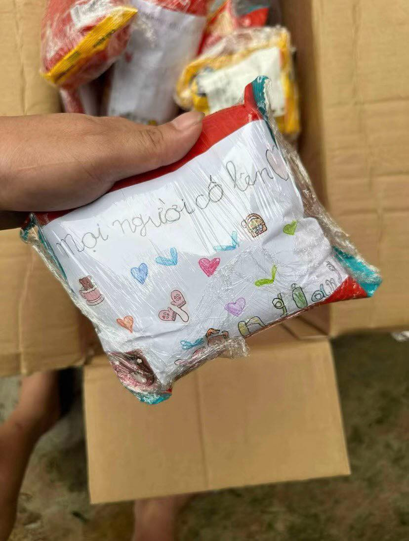 Hình ảnh những chiếc bánh mì kèm lời chúc từ các bạn học sinh lớp 4A1 trường Tiểu học Hà Nội gửi đến vùng lũ. - Ảnh: Thaidang Hình ảnh những chiếc bánh mì kèm lời chúc từ các bạn học sinh lớp 4A1 trường Tiểu học Hà Nội gửi đến vùng lũ. - Ảnh: Thaidang