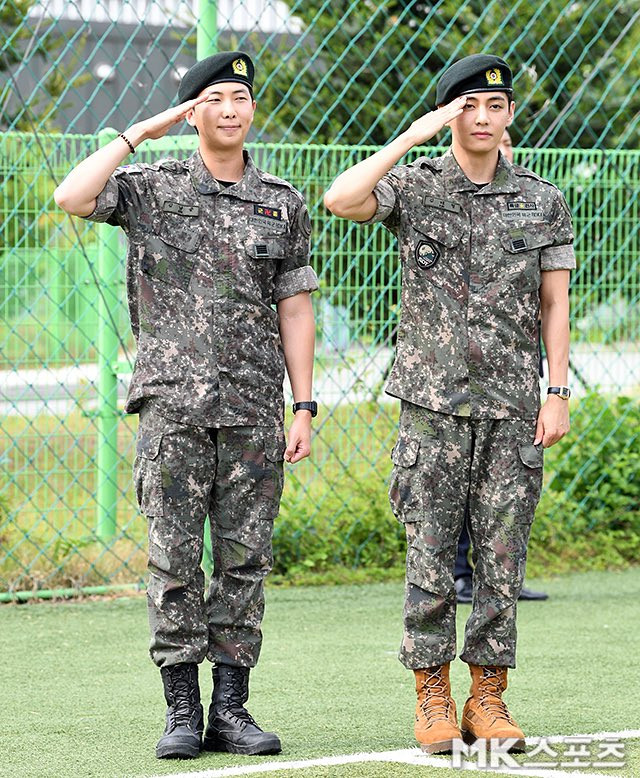 RM và V gửi lời chào đến người hâm mộ sau khi xuất ngũ. RM và V gửi lời chào đến người hâm mộ sau khi xuất ngũ.